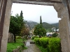 Blick vom Kloster auf regenverhangene Berge