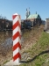 Polnischer Grenzpfahl mit Blick auf St. Peter und Paul