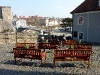 Café-Bänke mit Blick auf die Friedensbrücke ...