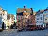 Auf dem Marktplatz mit Rathaus
