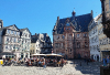 Auf dem Marktplatz mit Rathaus