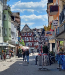In der Einkaufs\"meile\"...