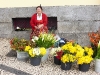 Blumenverkäuferin vor der Markthalle