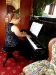 Eine Pianospielerin unterhält die Gäste