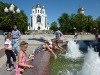 Kinderspaß im Brunnen auf dem Siegesplatz